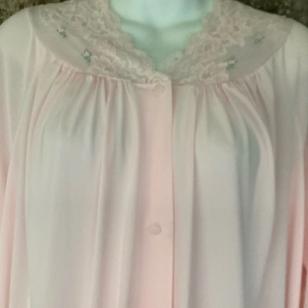 70s Vintage Pastel Pink Robe Floral Lace Satiny Button down front Size M